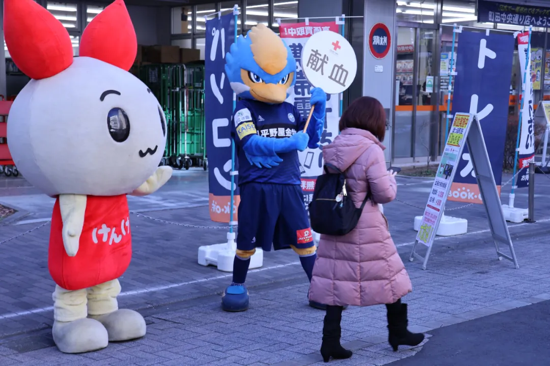 日本网友晒献血赠品，全网吵着要同款！这个东西在中国其实很常见…